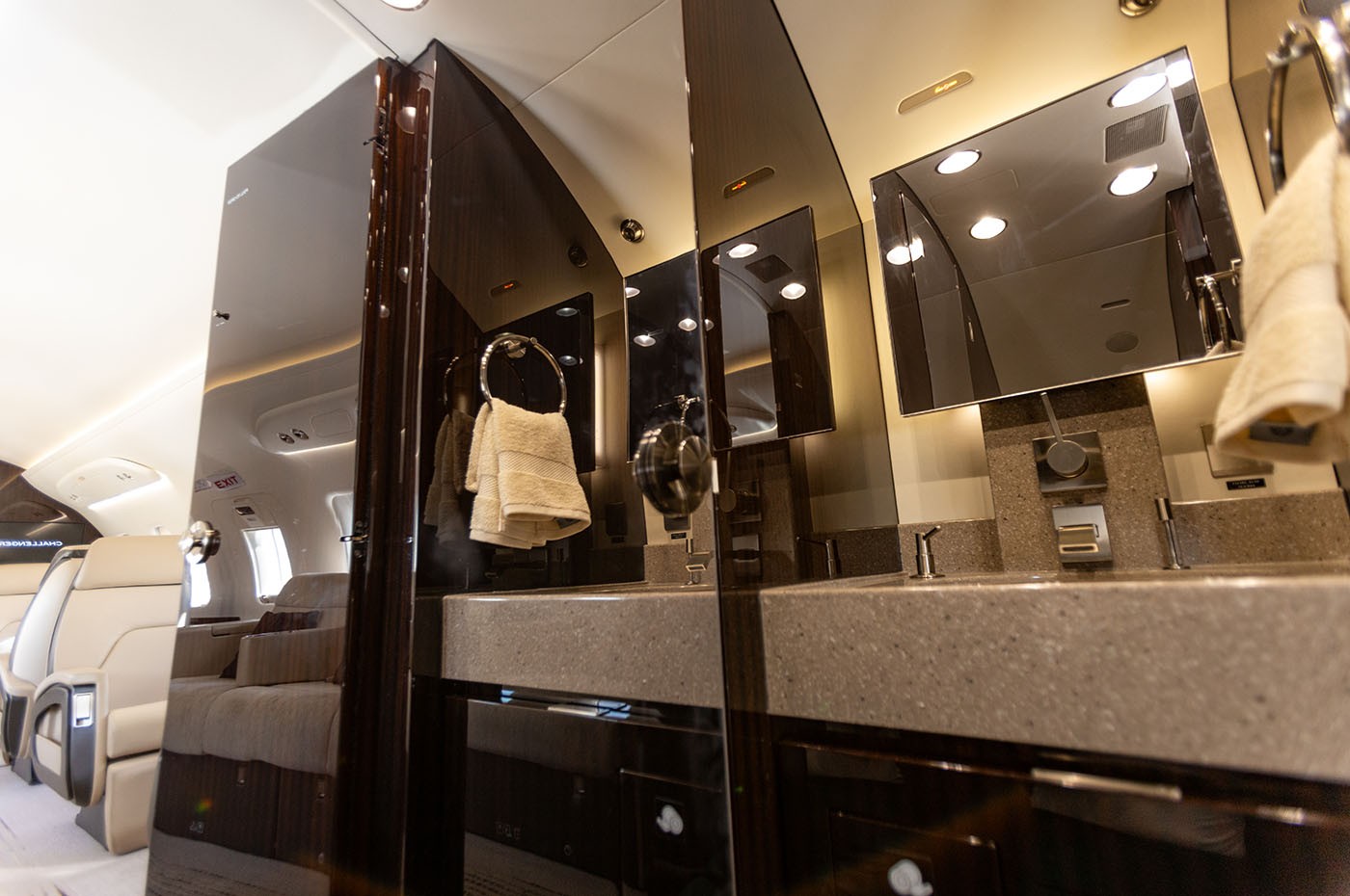 Challenger 650 6108 Lavatory