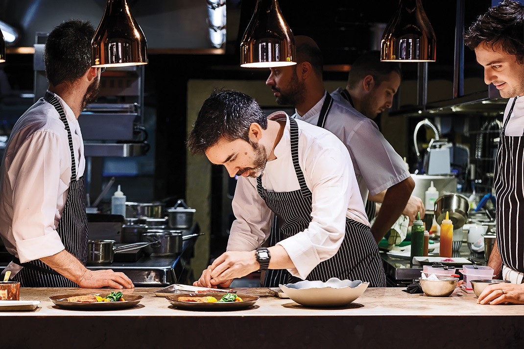 Le chef Henrique Sá Pessoa dans la cuisine du restaurant Alma.